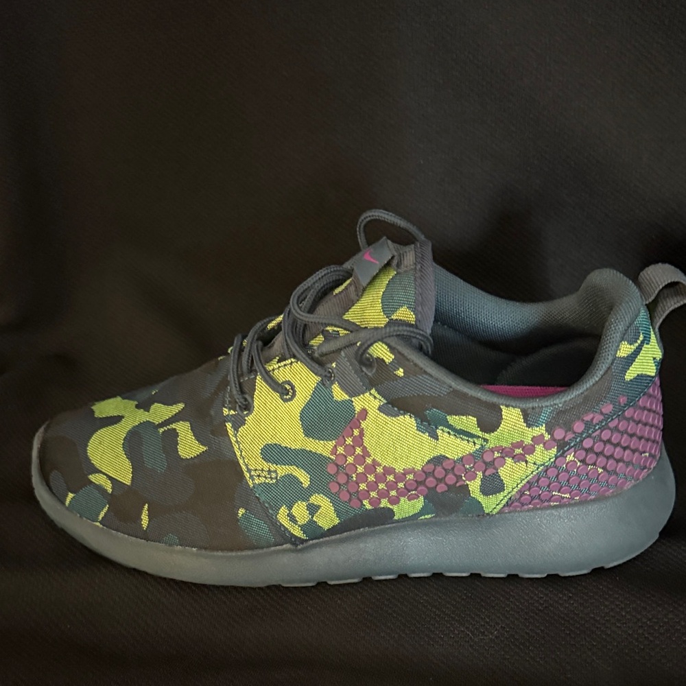 Nike Roshe One Dark Camo and Atomic Purple - Picture 3 of 6